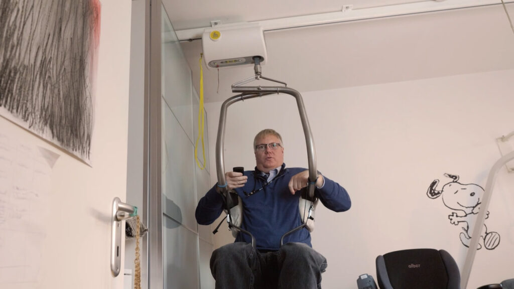 Mann im Deckenlift