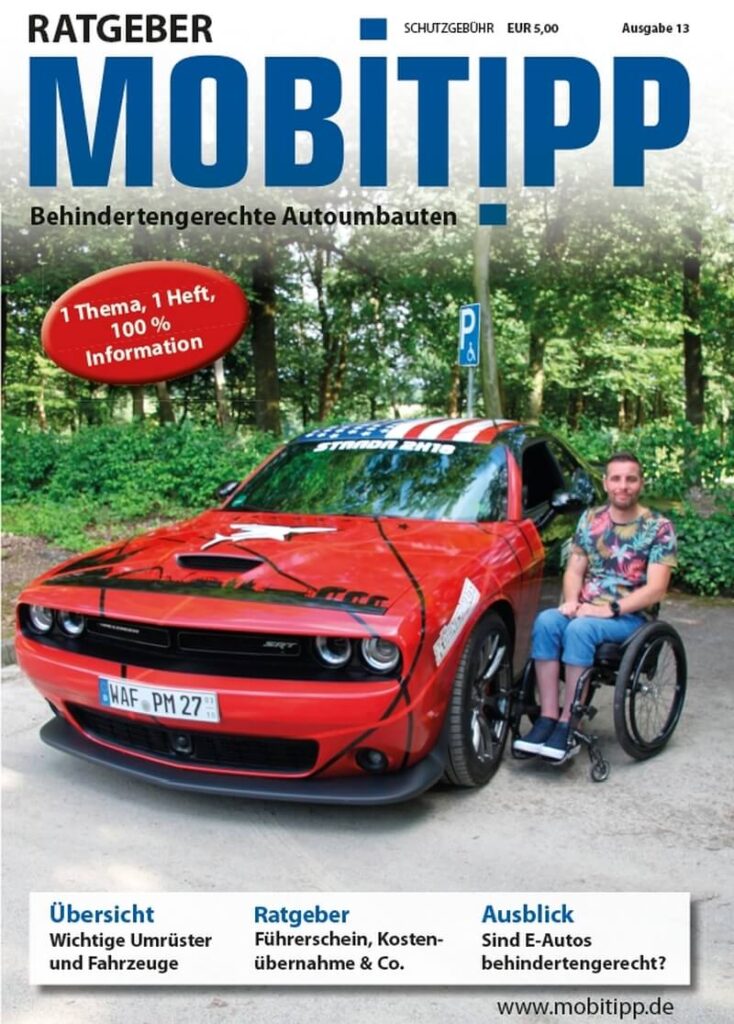 Cover des Ratgebers Mobitipp behindertengerechte Autoumbauten, rotes Auto, Mensch mit Rollstuhl daneben