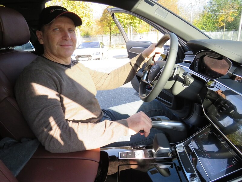 Mann mit Kappe hinter dem Lenkrad eines Autos