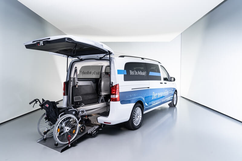 Van mit geöffneter Heckrampe und Rollstuhl