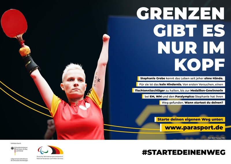 Behinderte Tischtennisspielerin reißt zum Jubeln die Arme nach oben