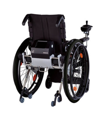 Rollstuhl von hinten mit Zusatzantrieb und Joystick