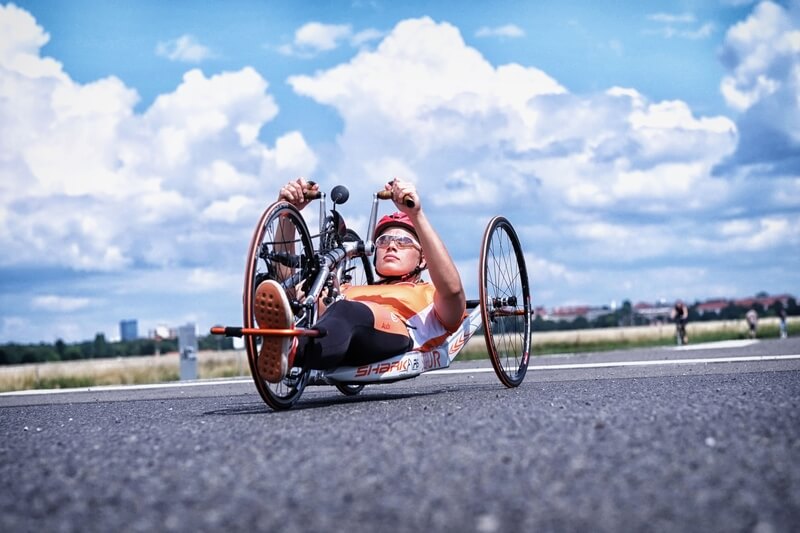 Sportler in einem Liegebike