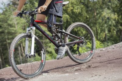 Fahrradfahrer von der Seite mit Beinprothese