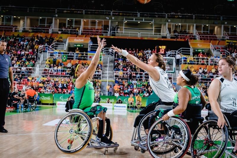 Rollstuhlfahrerinnen spielen Basketball