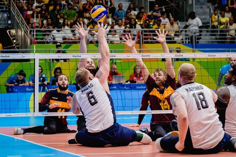 Männer die Sitzvolleyball spielen