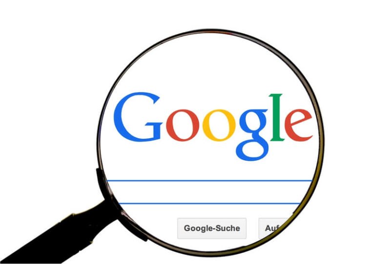 Google-Logo durch eine Lupe betrachtet