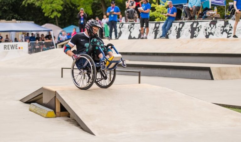 Rollstuhlfahrer im Skatepark beim Wheelchairskaten