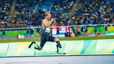 Sportler mit zwei Unterschenkelprothesen beim Sprint