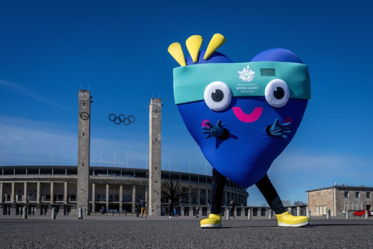Das Maskottchen der Special Olympics vor dem Berliner Olympiastadium