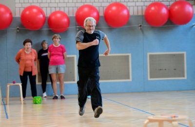 Turnhalle mit einem älteren Mann beim Sport