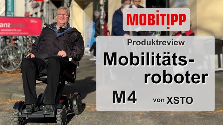 Man sieht einen Mann in einem Elektrorollstuhl in einer Innenstadt. Daneben steht "Produktreview Mobilitätsroboter M4"