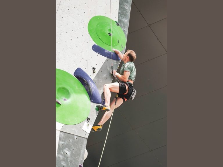 Mann mit Handicap beim Klettern in der Halle